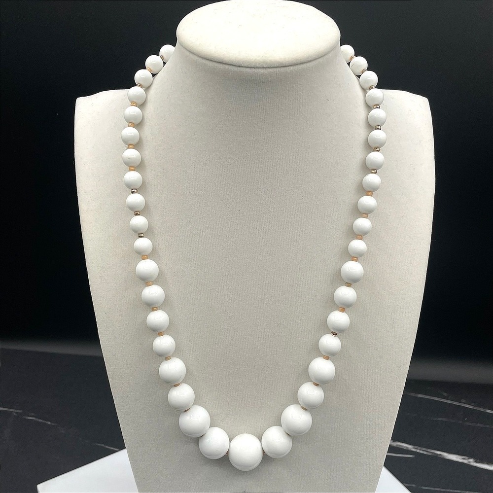 Vintage‎ White Graduated Beaded Necklace Classic Statement Gold Tone Clasp 20"